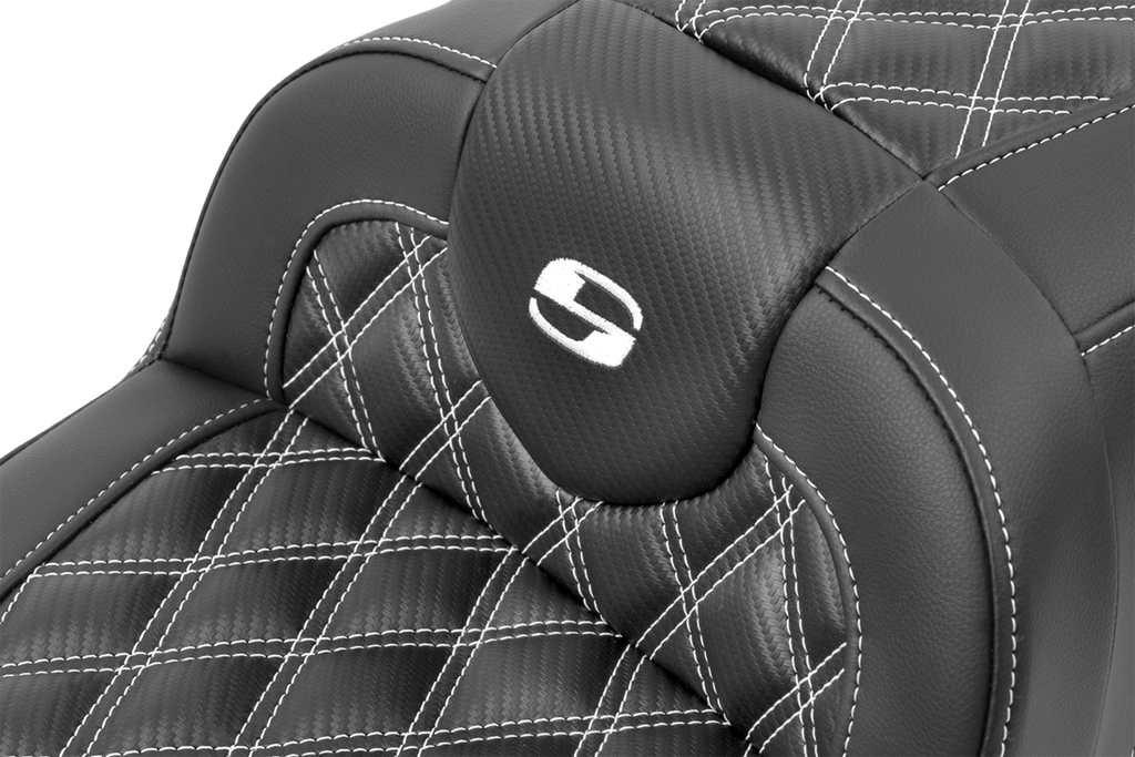 RoadSofa™ Seat - with Backrest - Carbon Fiber - Lattice Stitch - White Stitch - FLTR/FLHX '23-'24
